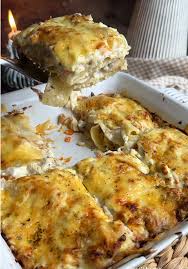 Lazanja me salcë bolognese dhe shtresë me krem bechamel 