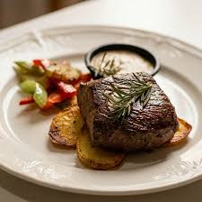 Tagliata viçi me rukola dhe grana