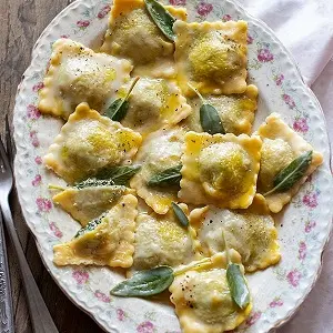 Ravioli me ricota + spinaq